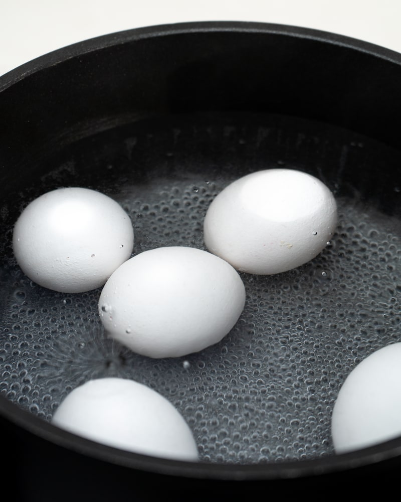 Auf diesem Bild siehst du wie Eier gekocht werden.