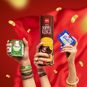 Fan-Hände mit PENNY Produkten