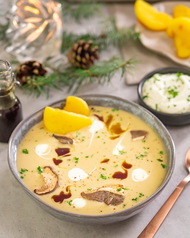 Dieses Bild zeigt die fertige samtige Steinpilzsuppe.