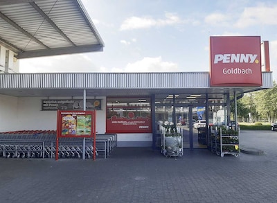 Sie sehen den Eingang vom Penny Markt in Goldbach Bayernstr. 9