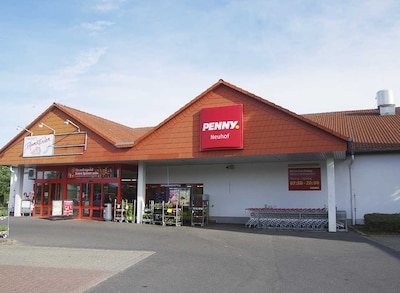 Sie sehen den Eingang vom Penny Markt in Taunusstein/Neuhof, Idsteiner Str. 75