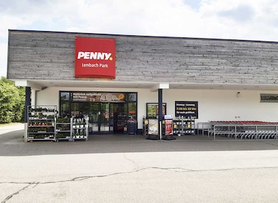 Sie sehen den Eingang vom Penny Markt in Langquaid, Lenbachstraße 2