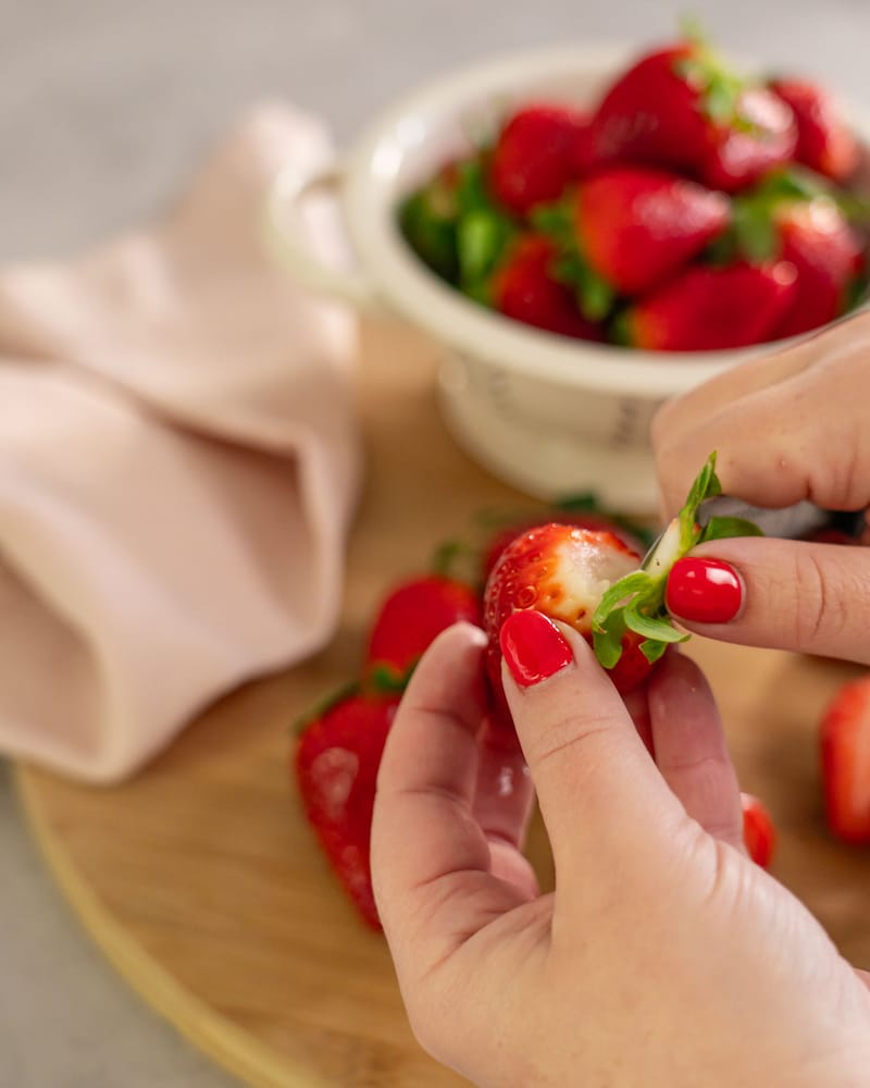 Dieses Bild zeigt wie die Erdbeeren geschnitten werden.