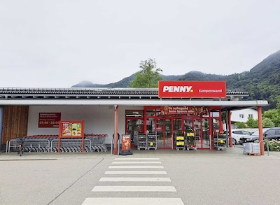 Sie sehen den Eingang vom Penny Markt in Aschau i. Chiemgau Poelchinger Str. 1