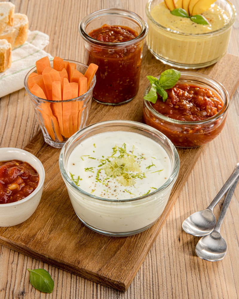 Dieses Bild zeigt den fertigen Knoblauch-Limetten-Joghurt-Dip angerichtet.