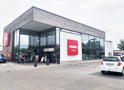 Sie sehen den Eingang vom Penny Markt in Güstrow Lindenallee 16