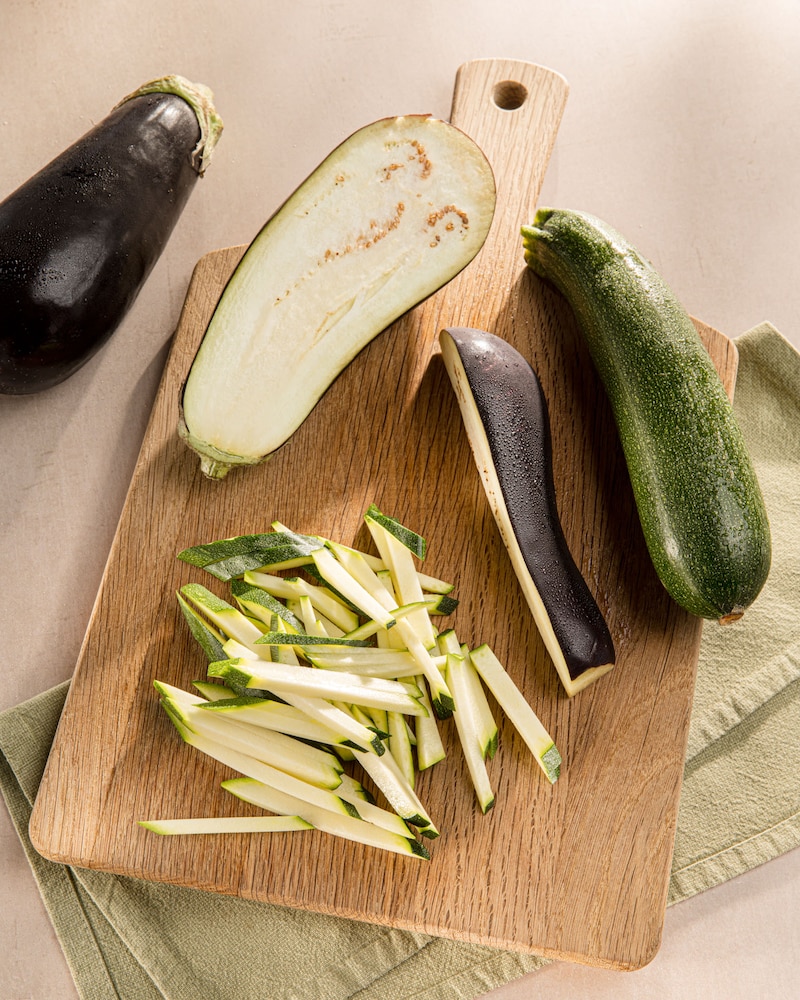 Dieses Bild zeigt die geschnittene Zucchini und Aubergine.
