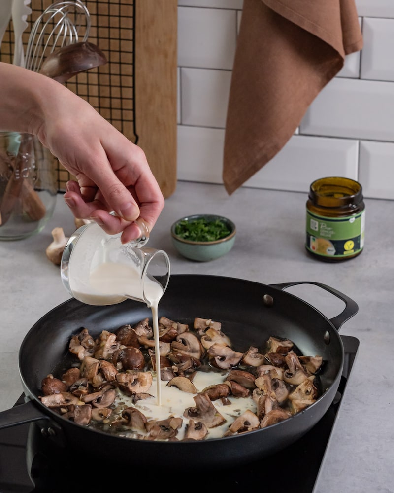 Dieses Bild zeigt wie mit Sahne abgelöscht wird.