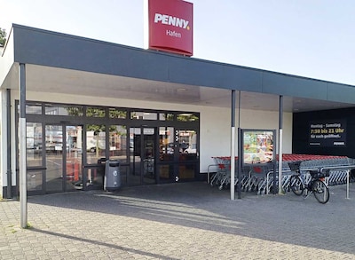 Sie sehen den Eingang vom Penny Markt in Mannheim/Rheinau, Edinger Riedweg 49