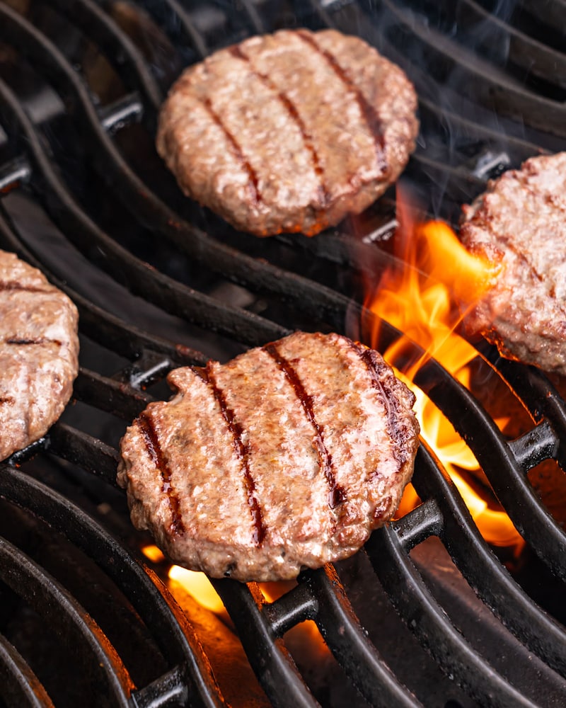 Dieses Bild zeigt die Patties auf dem Grill.