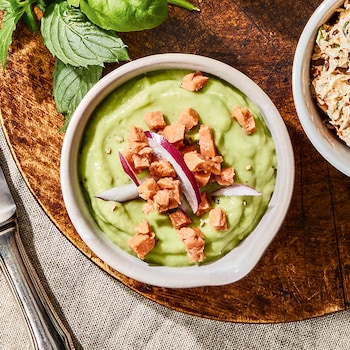 Cremiger Avocado Dip mit veganem Knusper-Bacon