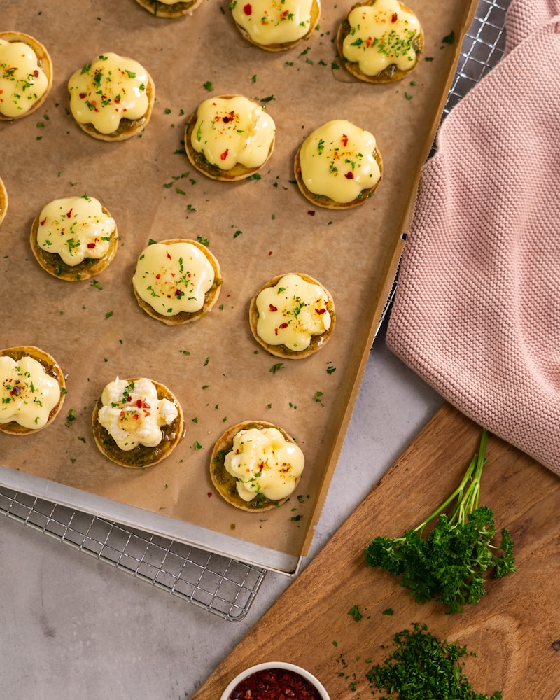 Herzhafte Blinis mit gratinierten Käseblüten