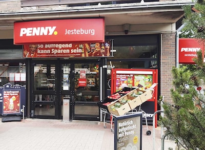 Sie sehen den Eingang vom Penny Markt in Jesteburg, Hauptstr. 61