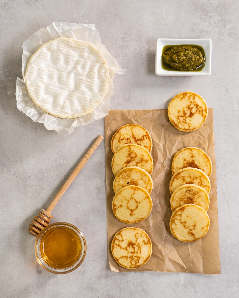 Herzhafte Blinis mit gratinierten Käseblüten