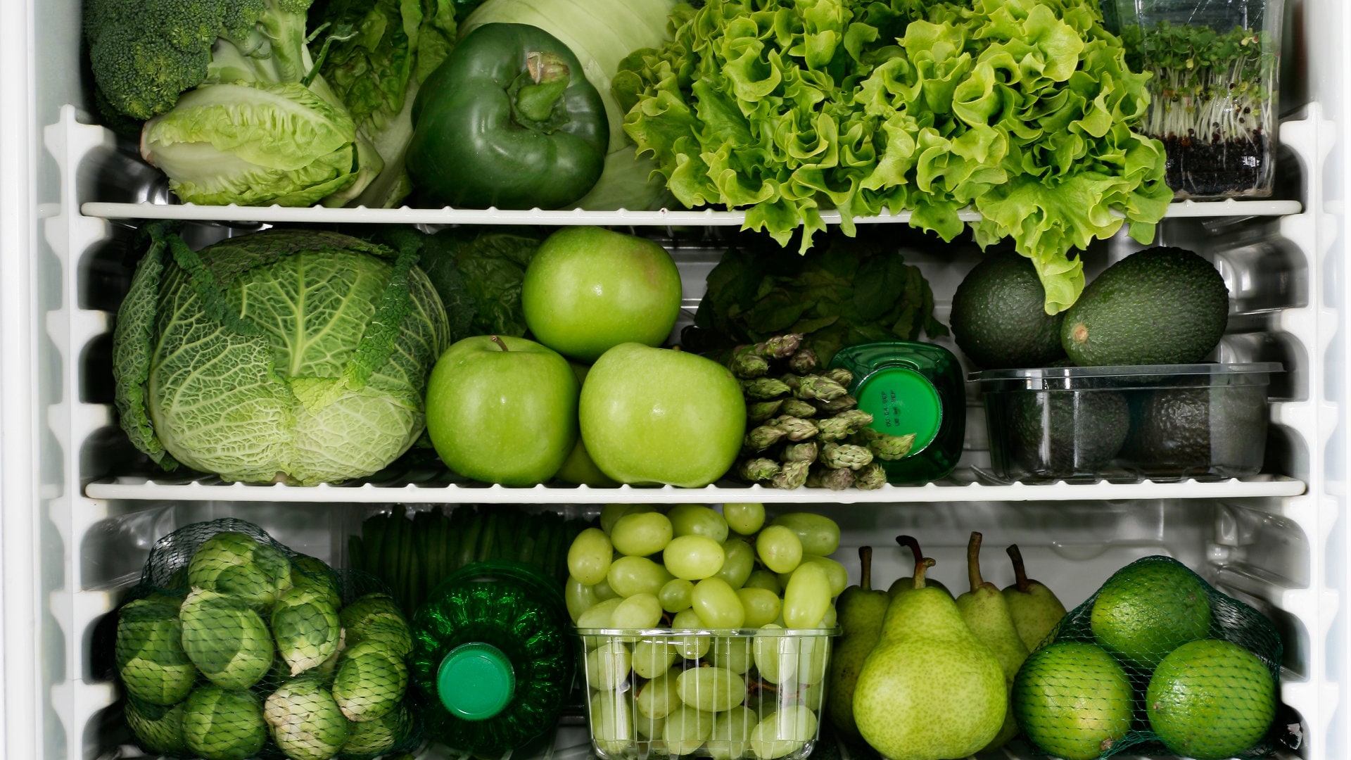 Grünes Obst und Gemüse in einem Kühlschrank
