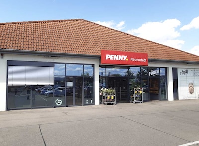 Sie sehen den Eingang vom Penny Markt in Neuenstadt Am Kocher Oehringer Str. 35