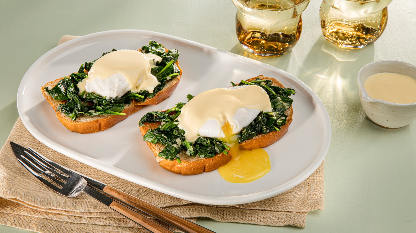 Dieses Bild zeigt die fertigen Eggs Florentine.