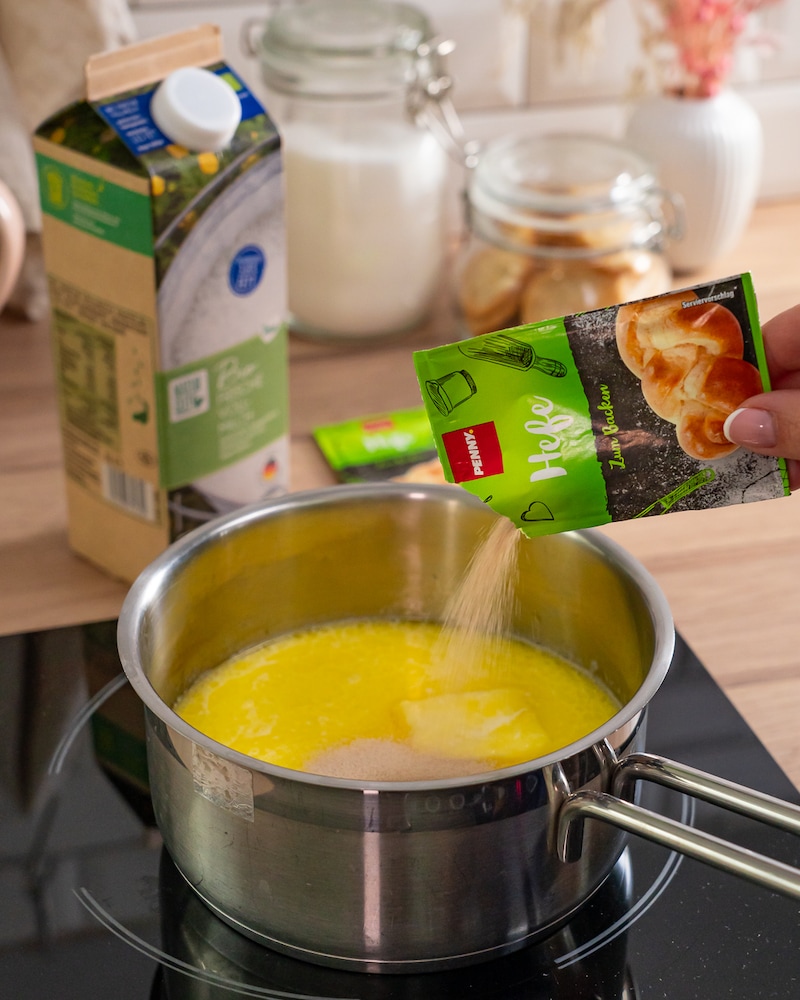 Zimtschnecken-Kuchen mit Blaubeersauce