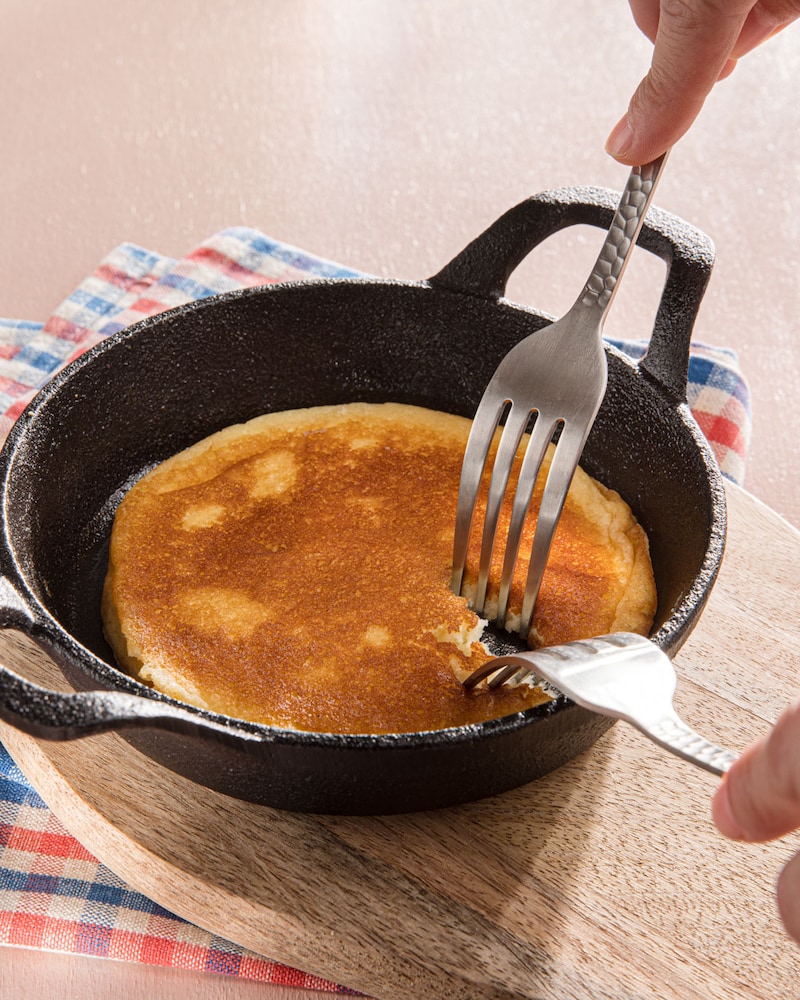 Dieses Bild zeigt wie der Kaiserschmarrn geschnitten wird.