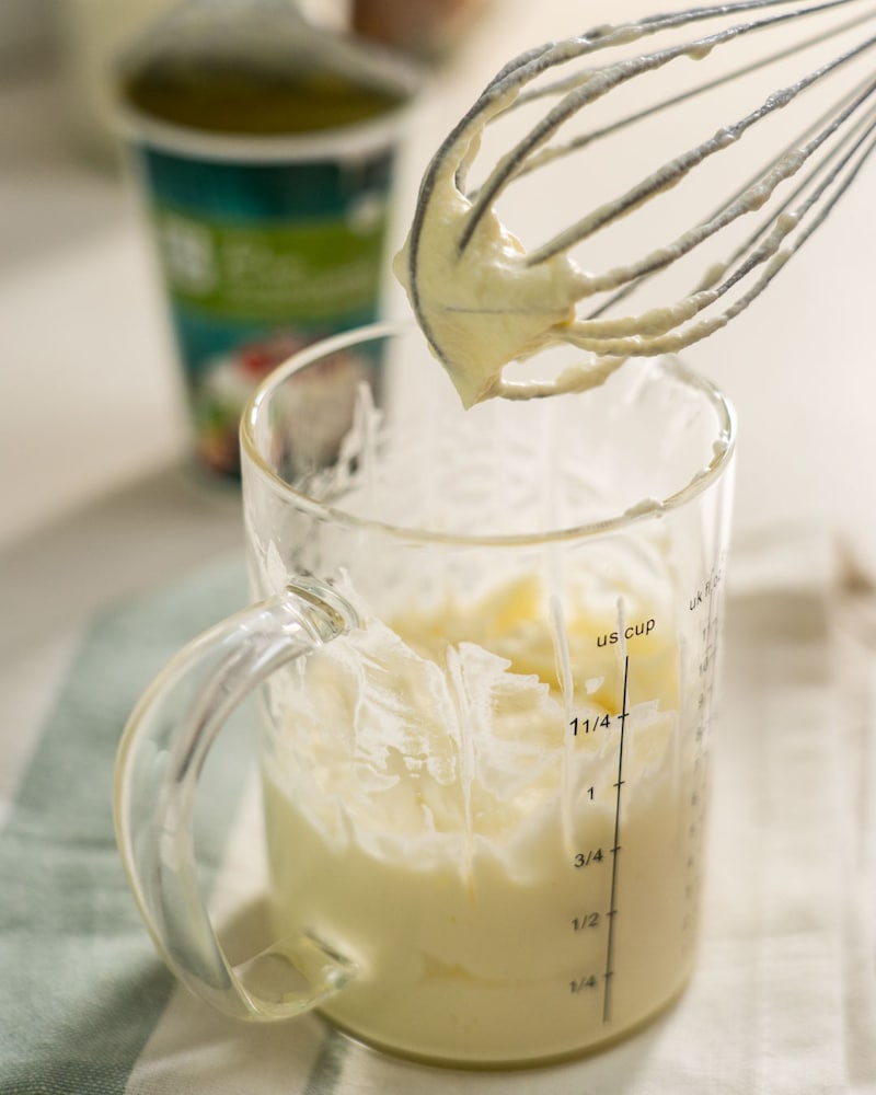 Dieses Bild zeigt wie die aufgekochte Pistaziencreme in eine Glasschüssel umgefüllt wird.