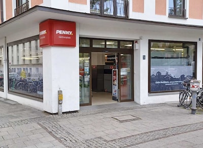 Sie sehen den Eingang vom Penny Markt in München, Klenzestr. 26