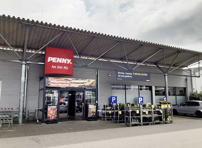 Sie sehen den Eingang vom Penny Markt in Trostberg Alte-Pallinger-Str. 3