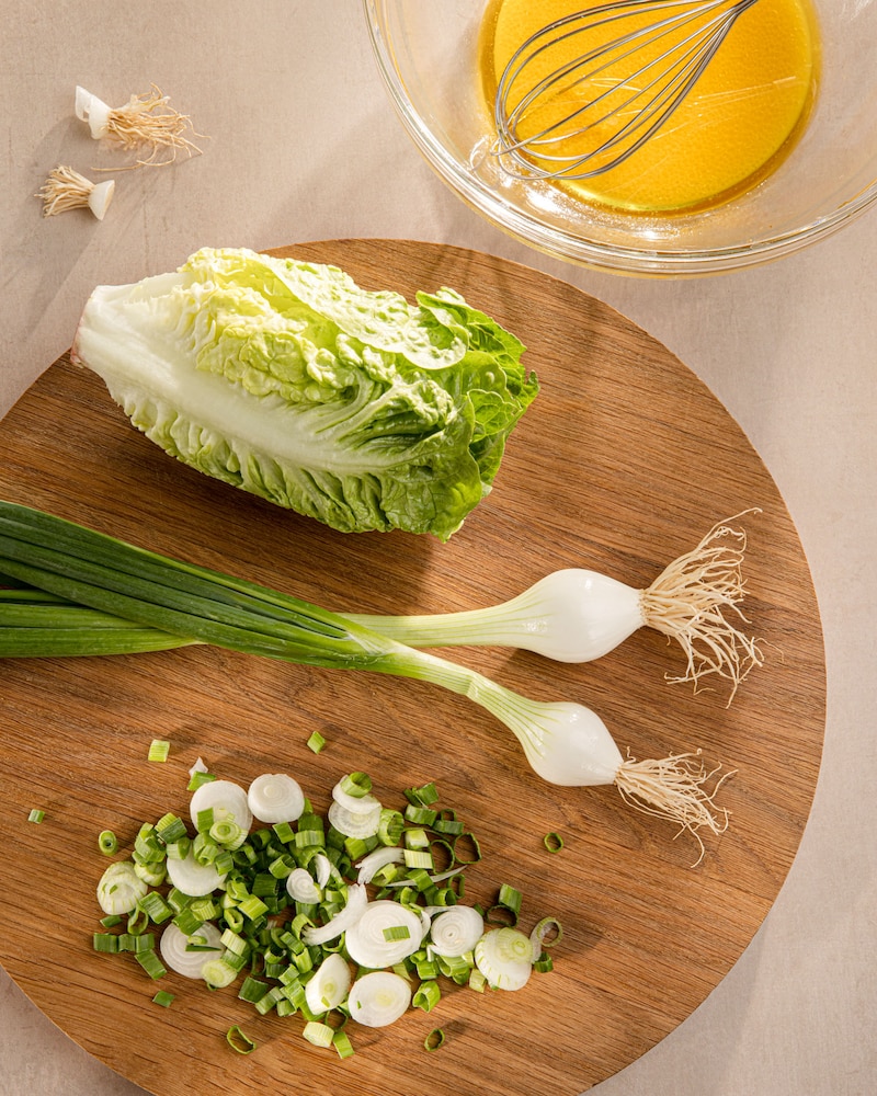 Dieses Bild zeigt die geschnittenen Frühlingszwiebeln und Salat.