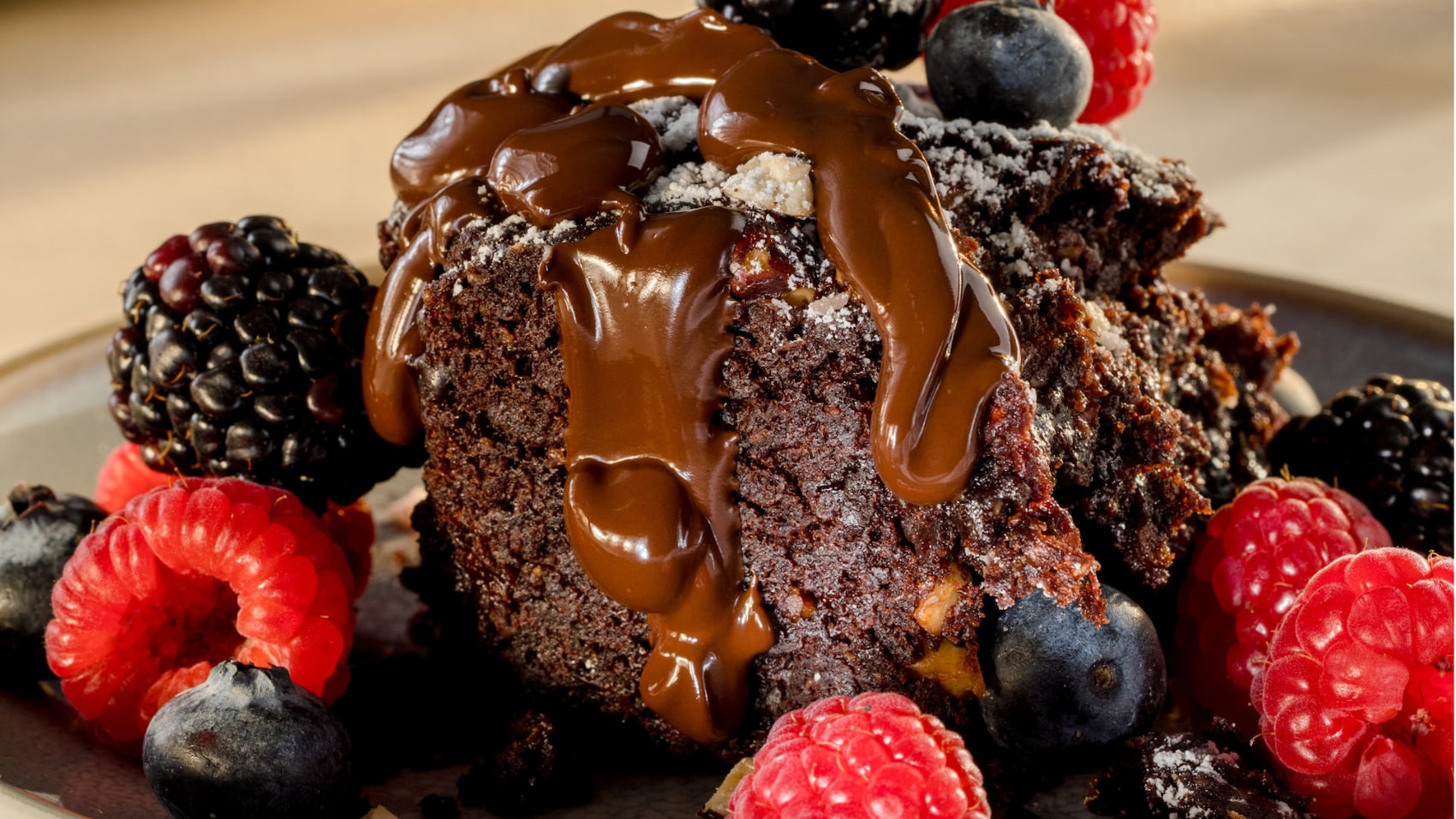 Veganer Schokobrownie mit Beeren
