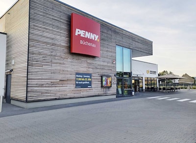 Sie sehen den Eingang vom Penny Markt in Bruchsal – Büchenau, Neutharder Str. 7