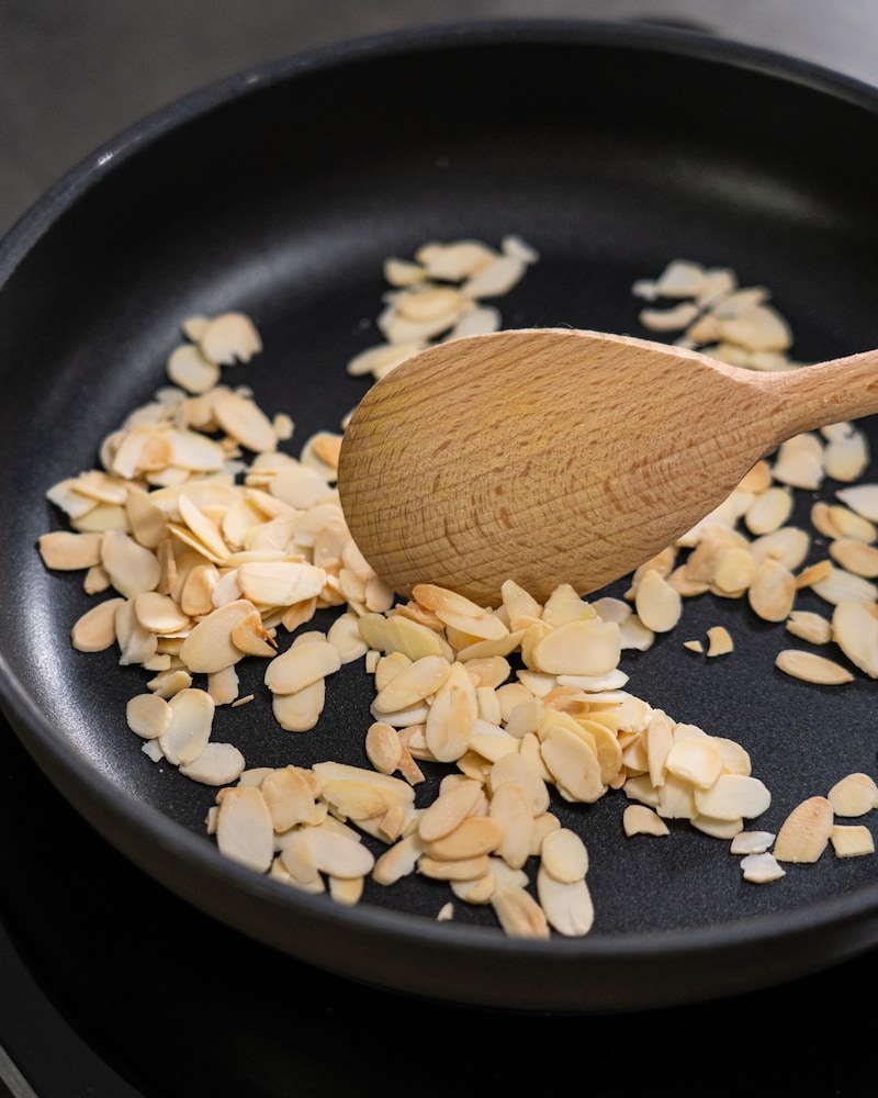 Lachsfiletstreifen auf Gemüse Julienne mit Curryreis 