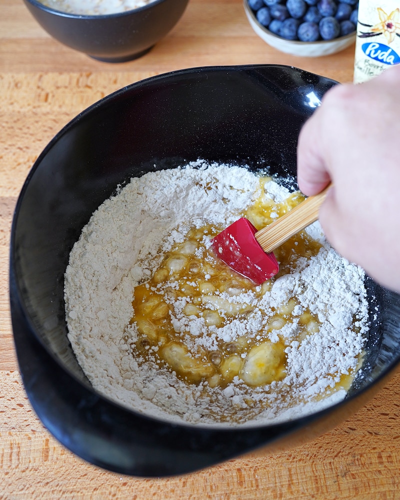 Dieses Bild zeigt wie die Butter vermengt wird.