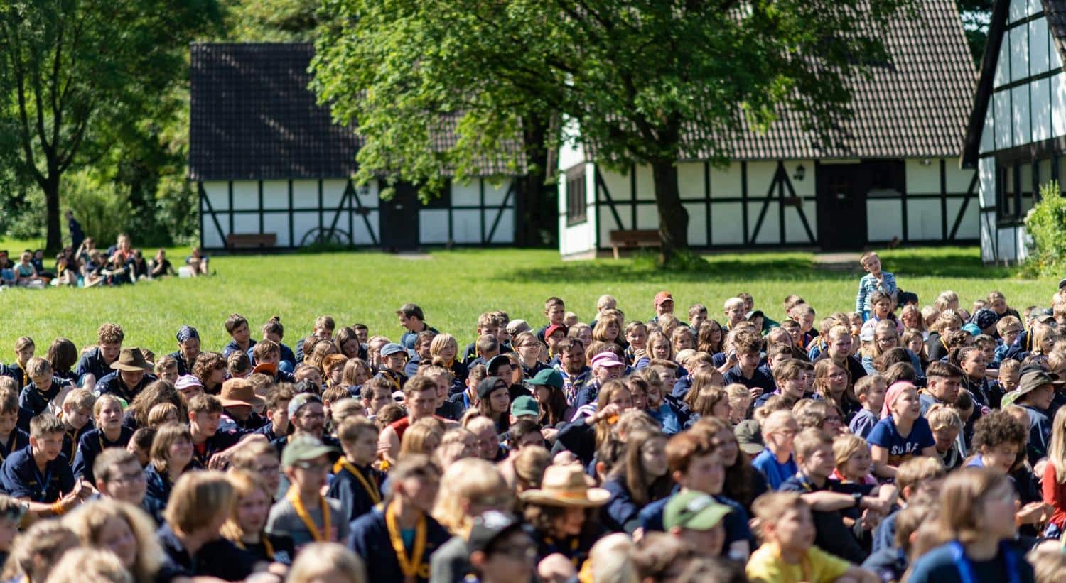 Pfadfinder sitzen auf einer Wiese