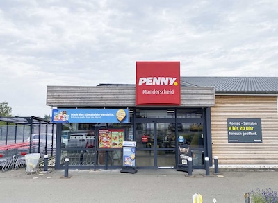 Sie sehen den Eingang vom Penny Markt in Manderscheid Gewerbestr. 7