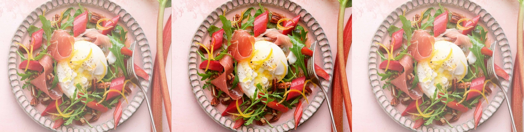 Dieses Bild zeigt den fertigen Rhabarbersalat mit Burrata und Parmaschinken.