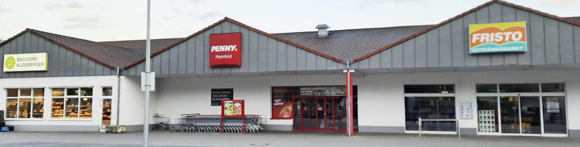 Sie sehen den Eingang vom Penny Markt in Pleinfeld Ellinger Strasse 14