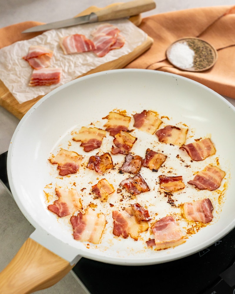 Dieses Bild zeigt wie der Bacon gebraten wird.