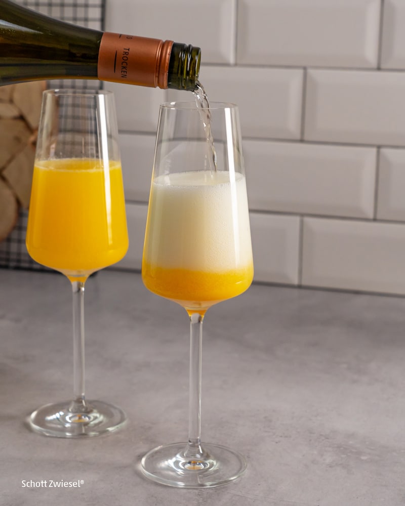 Dieses Bild zeigt wie der Prosecco in das Glas gegeben wird.