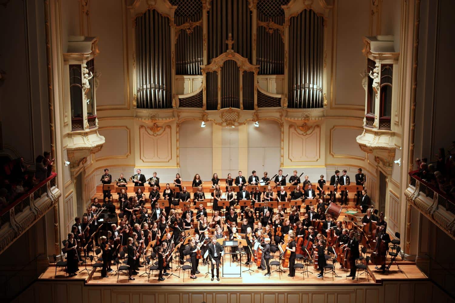 Orchester spielt auf der Buehne