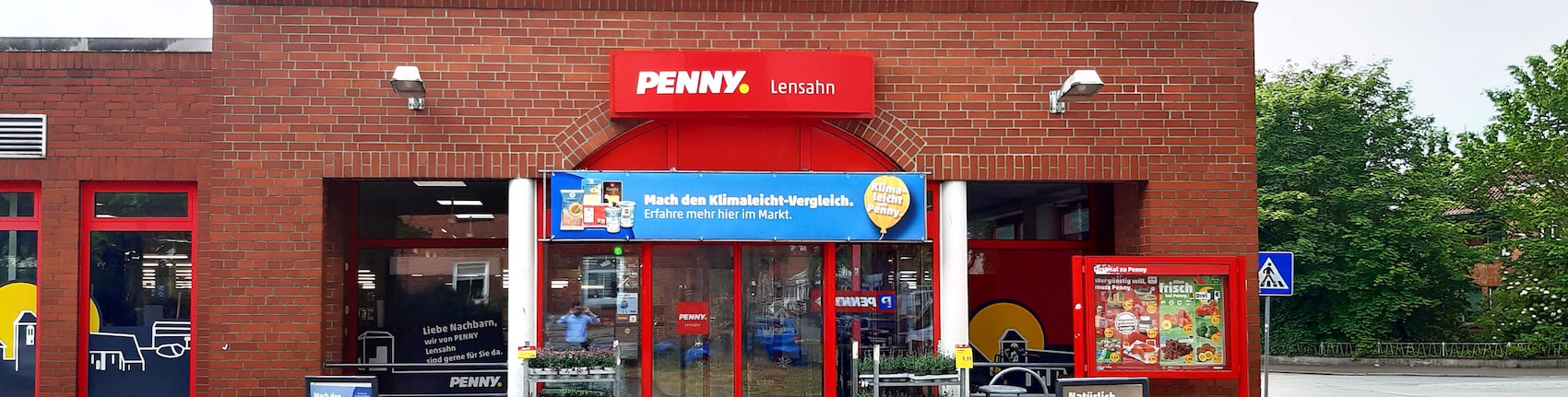 Sie sehen den Eingang vom Penny Markt in Lensahn Baederstr. 11