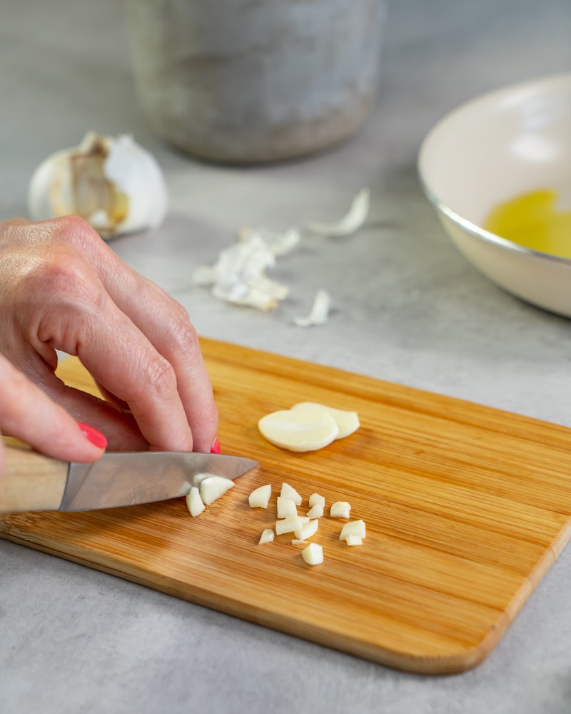 Dieses Bild zeigt wie der Knoblauch geschnitten wird.