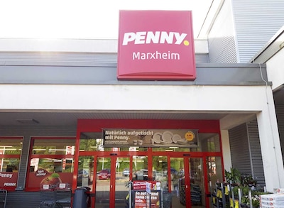 Sie sehen den Eingang vom Penny Markt in Hofheim-Marxheim (Taunus), Ahornstr. 7