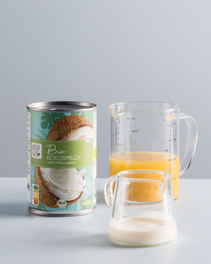 Dieses Bild zeigt den Ananassaft und die Kokosmilch in der Dose.