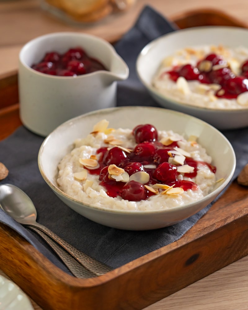 Dänischer Mandelmilchreis mit Sauerkirschen