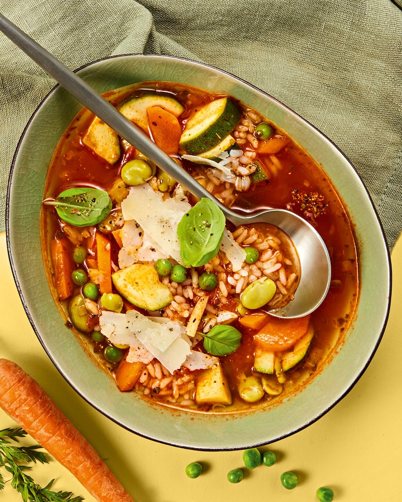 Dieses Bild zeigt die fertige Minestrone mit Reis und buntem Gemüse.