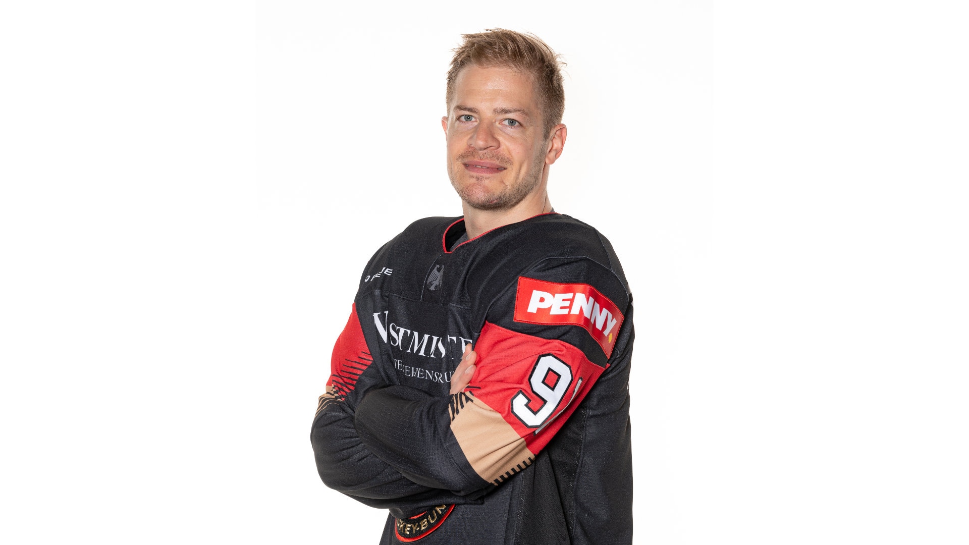 Mo Müller in Eishockeyuniform vor weißem Hintergrund.