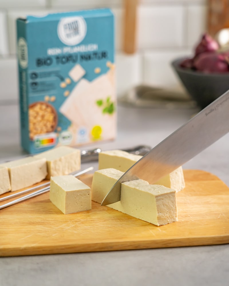 Diese Bild zeigt der Tofu vorbereitet wird.