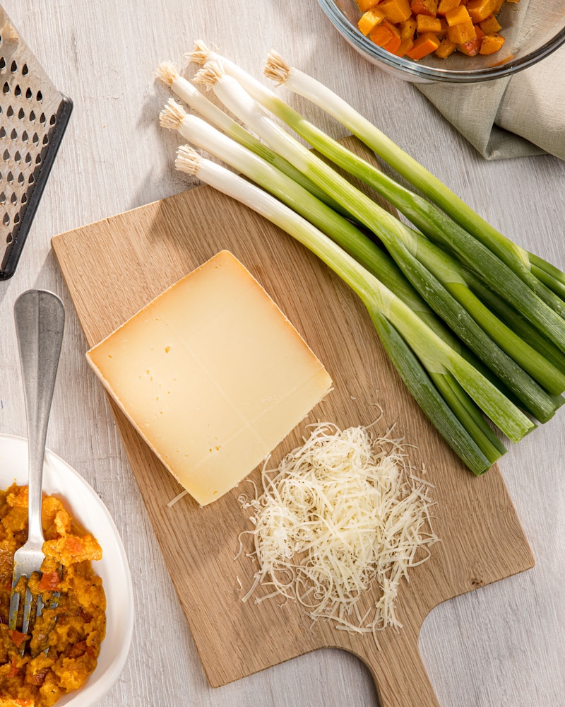 Dieses Bild zeigt den Käse und die Frühlingszwiebeln.