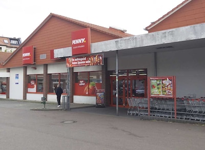 Sie sehen den Eingang vom Penny Markt in Leipzig/Leutzsch, Georg-Schwarz-Str. 131