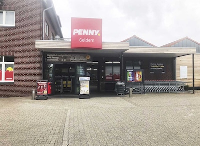 Sie sehen den Eingang vom Penny Markt Geldern Fuerstenberger Str. 8-10