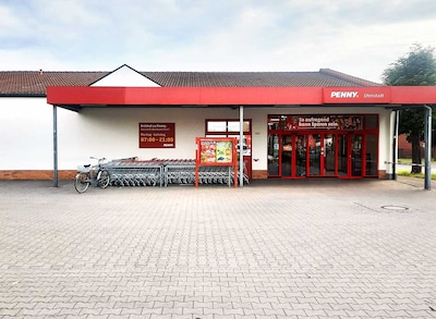 Sie sehen den Eingang vom Penny Markt in Velten Rosa-Luxemburg Str. 121